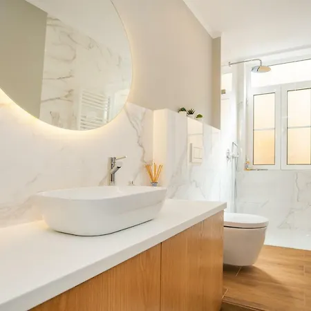 Central 2 Bedroom With Urban Vibe *